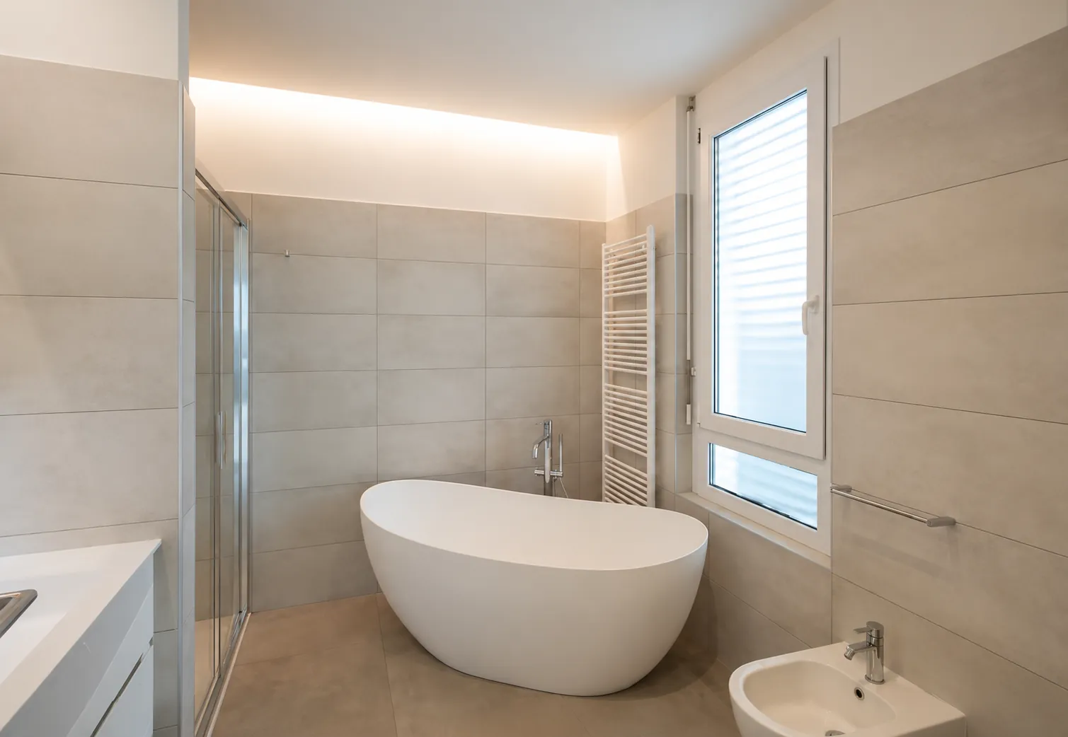 Attico Besso 1856 - bagno della camera master con vasca in corian