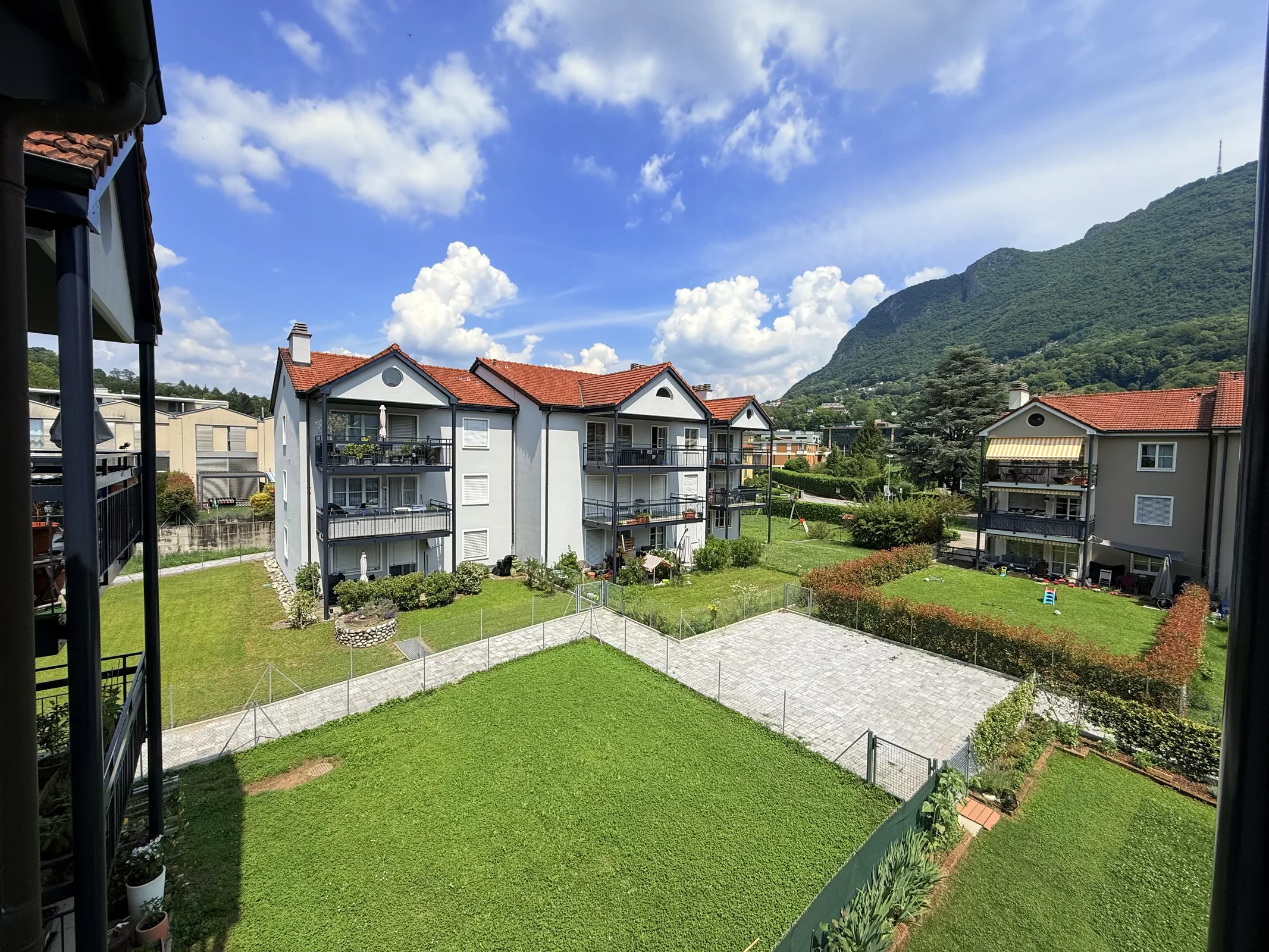 Residenza Pambio-Noranco - palazzine e giardini comuni