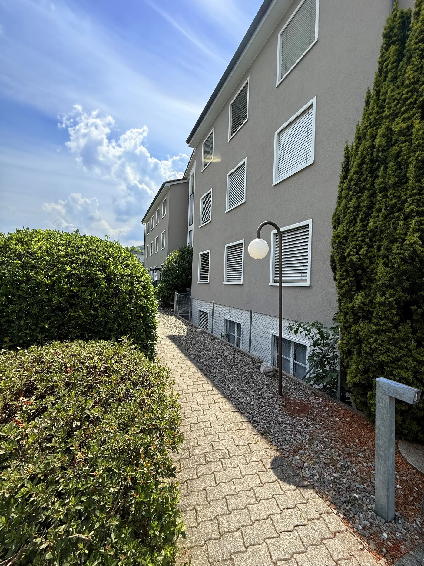 Residenza Pambio-Noranco - facciata laterale e percorso tra i giardini